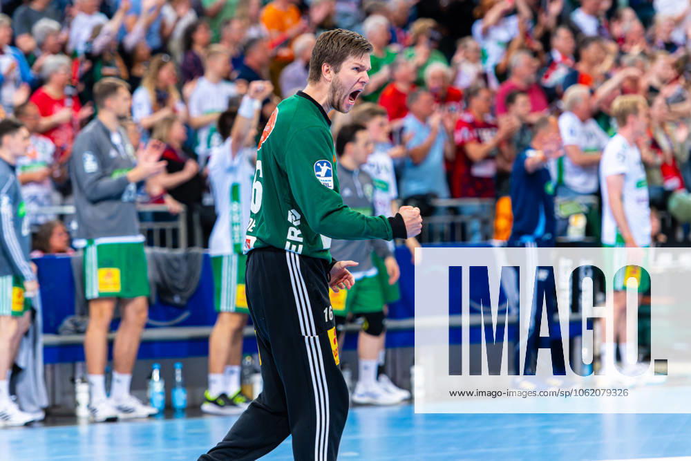 Simon Gade (TSV Hannover-Burgdorf, Nr. 16) (v.l.), TSV Hannover-Burgdorf (weiss) gegen MT Melsungen (rot) am 29. Spieltag der Saison 2024 2025 in der DAIKIN Handball-Bundesliga (16.05.2025, ZAG Arena (Hannover, GER),