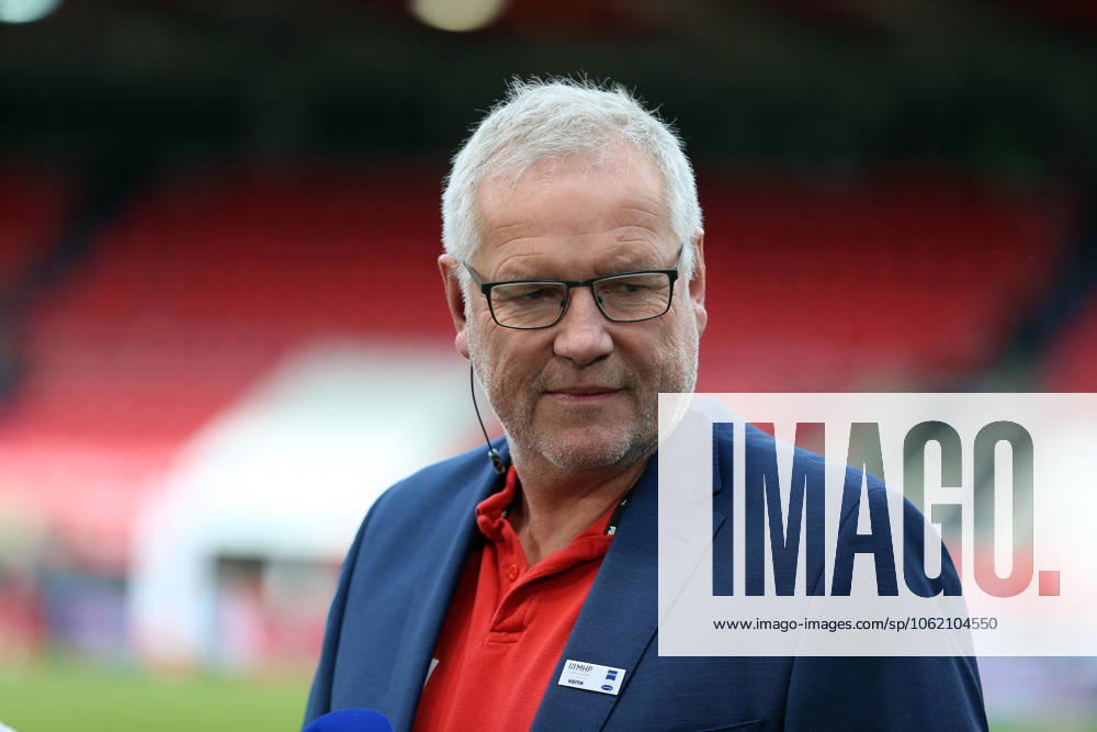 Fussball 1.Bundesliga, 1.FC Heidenheim - Werder Bremen v.l. Holger Sanwald Vorstandvorsitzender (1.FC Heidenheim 1846) Heidenheim