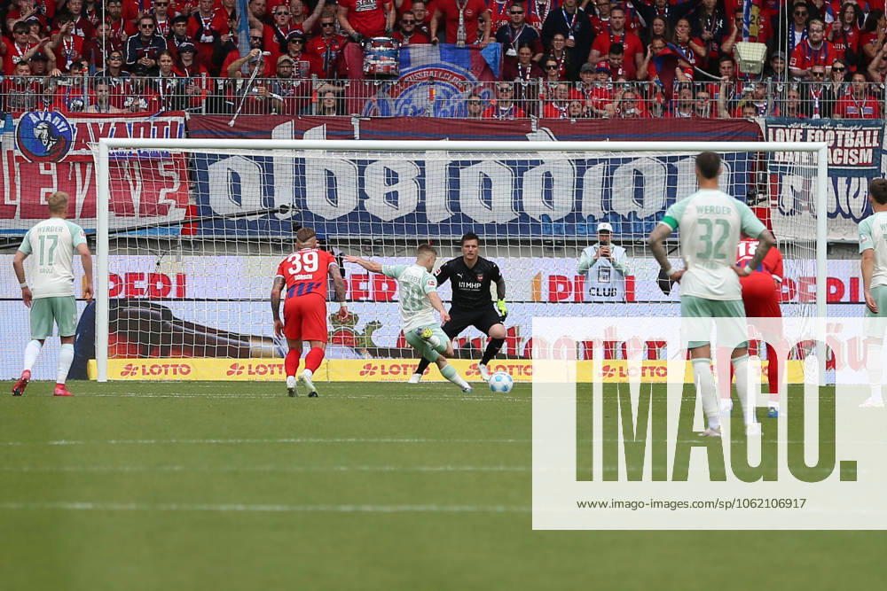 Fussball 1.Bundesliga, 1.FC Heidenheim - Werder Bremen v.l. Torschuss, Elfmeter, Strafstoss zum 0:1 durch Romano Schmid (SV Werder Bremen) Kevin Müller Mueller (1.FC Heidenheim 1846) Heidenheim