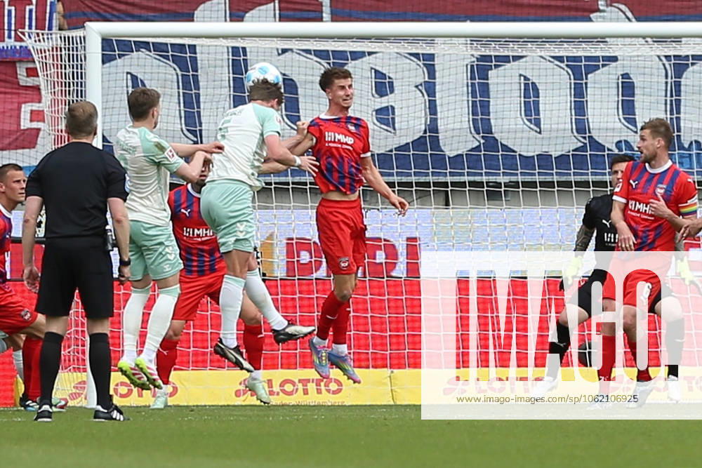 Fussball 1.Bundesliga, 1.FC Heidenheim - Werder Bremen v.l. Torschuss Kopfball zum 0:2 durch Jens Stage (SV Werder Bremen) Heidenheim
