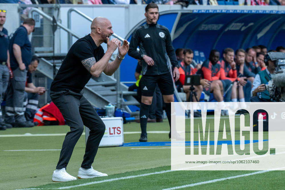 Trainer Christian Ilzer (TSG 1899 Hoffenheim). Deutschland, Sinsheim, 17.05.2025, Fussball, Bundesliga: TSG 1899 Hoffenheim vs FC Bayern Muenchen, Saison 2024 2025, 34. Spieltag, PreZero Arena Foto: A2 Bildagentur Peter Hartenfelser DFL DFB REGULATIONS PROHIBIT ANY USE OF PHOTOGRAPHS AS IMAGE SEQUENCES AND OR QUASI-VIDEO.