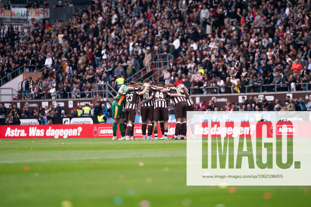 St Pauli Mannschaft beim Kreis vor Anpfiff, GER, FC St. Pauli vs. VfL Bochum, Fußball, Bundesliga, Spieltag 34, Saison 2024 2025, 17.05.2025 DFL REGULATIONS PROHIBIT ANY USE OF PHOTOGRAPHS AS IMAGE SEQUENCES AND OR QUASI-VIDEO GER, FC St. Pauli vs. VfL Bochum, Fußball, Bundesliga, Spieltag 34, Saison 2024 2025, 17.05.2025 Hamburg
