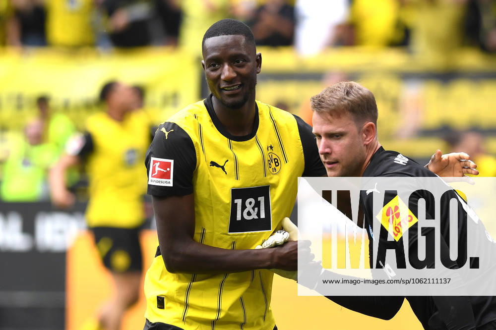 Serhou Guirassy (Borussia Dortmund) und Torwart Thomas Daehne (Holstein Kiel) gestikuliert, gestik waehrend des Spiels der 1. Bundesliga zwischen Borussia Dortmund und Holstein Kiel, SIGNAL IDUNA PARK am 17. May 2025 in Dortmund, Deutschland. (Foto von Ralf Treese521 DeFodi Images) +++ Serhou Guirassy (Borussia Dortmund) und Torwart Thomas Daehne (Holstein Kiel) gestures during the Bundesliga match between Borussia Dortmund and Holstein Kiel at Signal Iduna Park on May 17, 2025 in Dortmund, Germany. (Photo by Ralf Treese521 DeFodi Images) DFL regulations prohibit any use of photographs as image sequences and or quasi-video. (Photo by Ralf Treese521 DeFodi Images)
