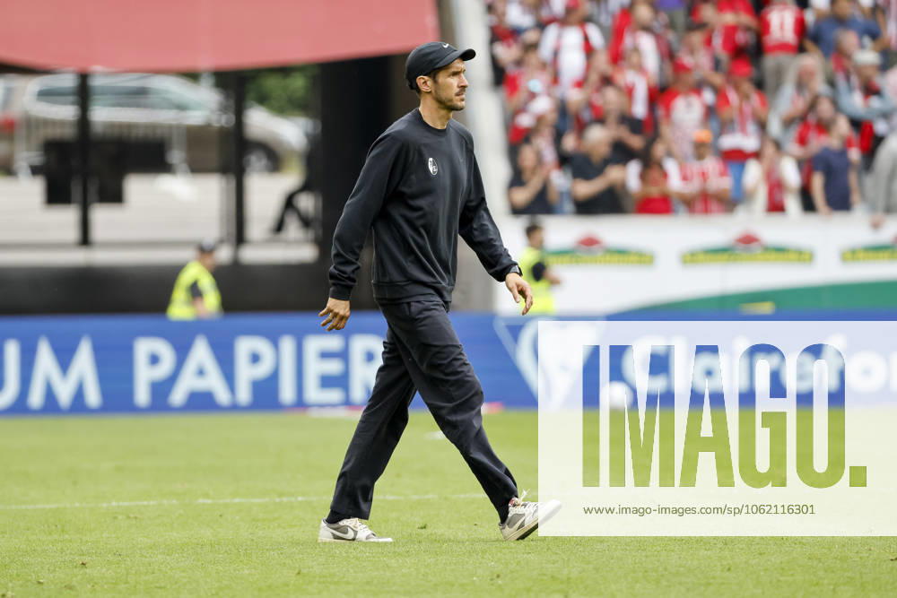 Julian Schuster (SC Freiburg, Trainer) nach dem Spiel , Deutschland, Fussball, 1. Bundesliga, 34.Spieltag, 2024 2025, SC Freiburg vs. Eintracht Frankfurt, 17.05.2025, Europa-Park Stadion, Freiburg im Breisgau, Deutschland DFL REGULATIONS PROHIBIT ANY USE OF PHOTOGRAPHS AS IMAGE SEQUENCES AND OR QUASI-VIDEO. Freiburg im Breisgau Europa-Park Stadion Baden-Württemberg Deutschland