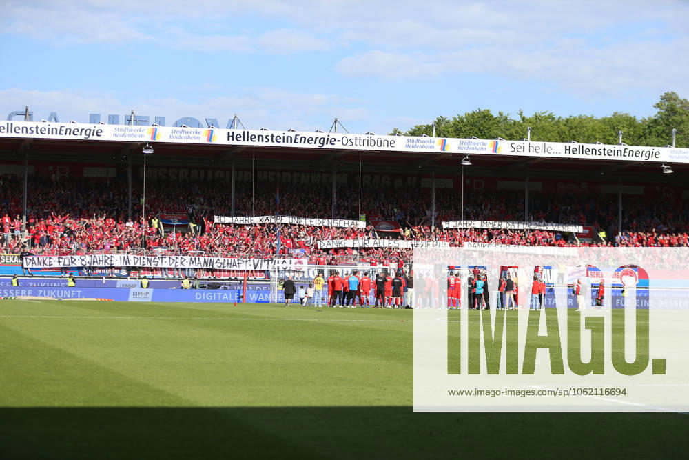 Fussball 1.Bundesliga, 1.FC Heidenheim - Werder Bremen v.l. Heidenheim bedankt bedanken sich bei den Fans, the player thanks the fans for their support Fans ,Stimmung, Schals, Trikot, Fahne, Banner, Ultras, Zuschauer, Besucher, Choreo, Choreografie, atmosphere, spectators, Visitors Heidenheim