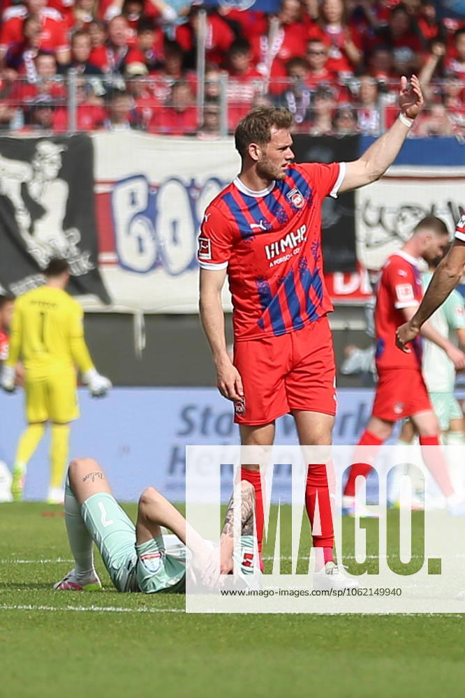 Fussball 1.Bundesliga, 1.FC Heidenheim - Werder Bremen v.l. Marvin Ducksch (SV Werder Bremen) verletzt, Verletzung, Schmerz, Schmerzen, injured, injury, pain, pains Heidenheim