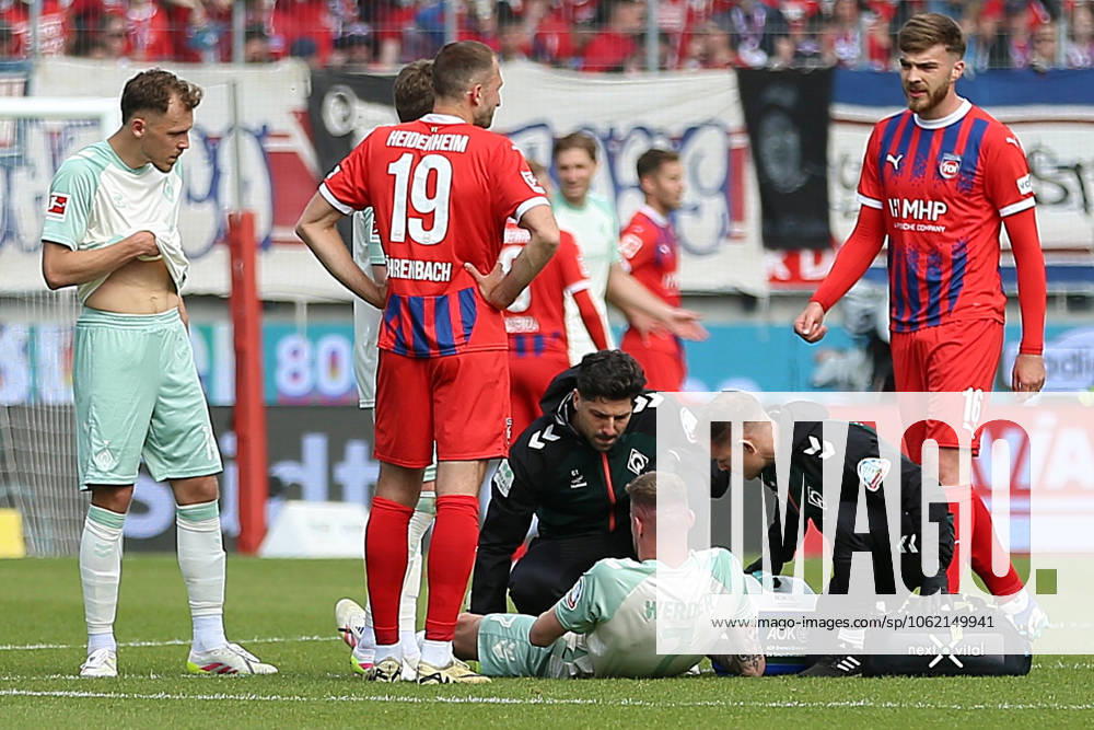 Fussball 1.Bundesliga, 1.FC Heidenheim - Werder Bremen v.l. Marvin Ducksch (SV Werder Bremen) verletzt, Verletzung, Schmerz, Schmerzen, injured, injury, pain, pains Heidenheim