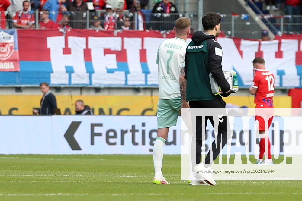 Fussball 1.Bundesliga, 1.FC Heidenheim - Werder Bremen v.l. Marvin Ducksch (SV Werder Bremen) verletzt, Verletzung, Schmerz, Schmerzen, injured, injury, pain, pains Heidenheim