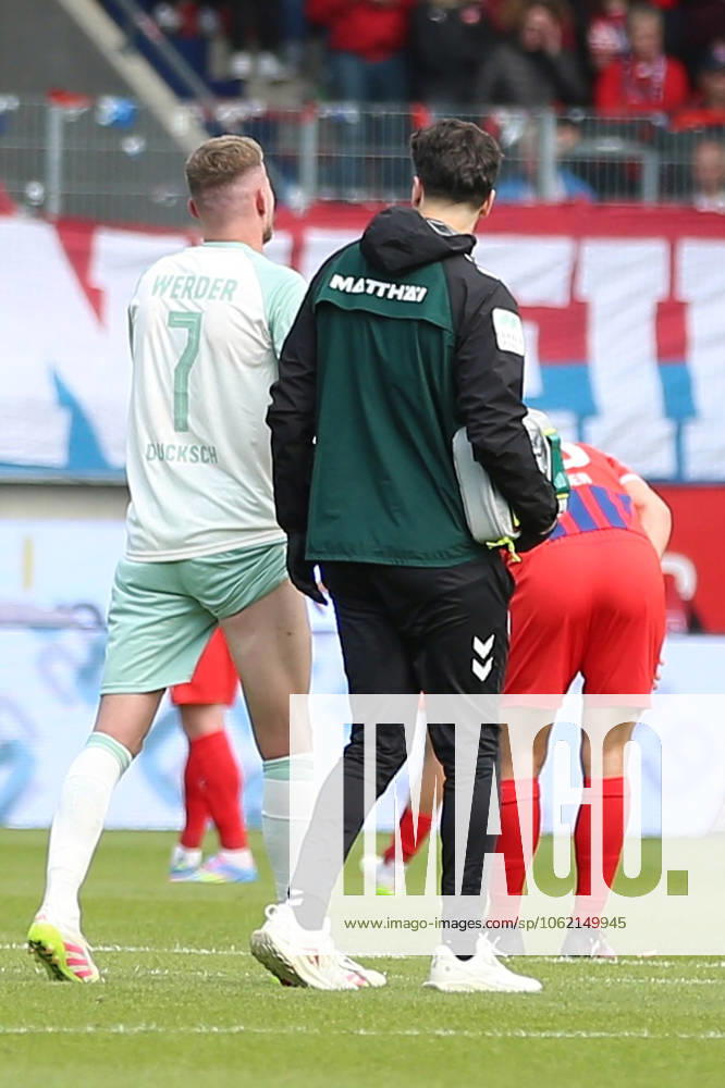 Fussball 1.Bundesliga, 1.FC Heidenheim - Werder Bremen v.l. Marvin Ducksch (SV Werder Bremen) verletzt, Verletzung, Schmerz, Schmerzen, injured, injury, pain, pains Heidenheim
