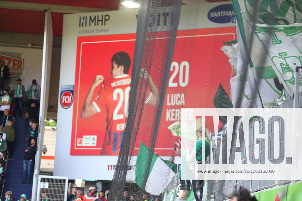 Fussball 1.Bundesliga, 1.FC Heidenheim - Werder Bremen v.l. Anzeigetafel, Videowall, Scoreboard, Info, Werbung Luca Kerber (1.FC Heidenheim 1846) Werder Fans ,Stimmung, Schals, Trikot, Fahne, Banner, Ultras, Zuschauer, Besucher, Choreo, Choreografie, atmosphere, spectators, Visitors Heidenheim