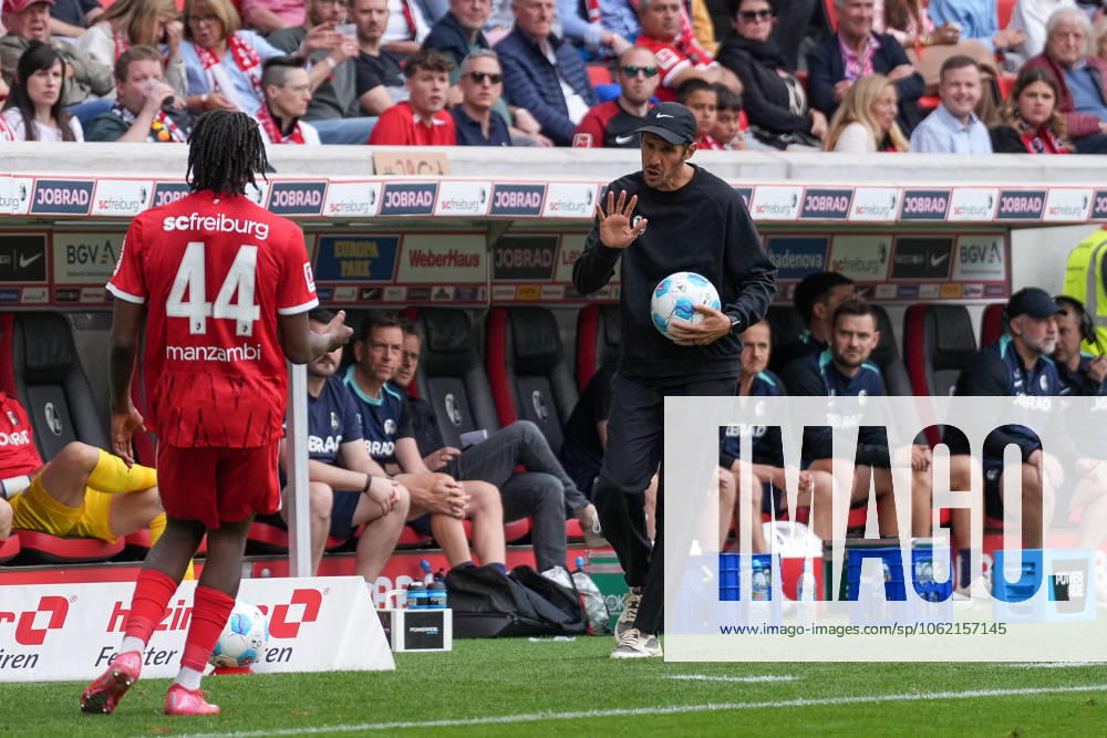 Julian Schuster (SC Freiburg, Trainer) mit Ball in der Hand , Deutschland, Fussball, 1. Bundesliga, 34.Spieltag, 2024 2025, SC Freiburg vs. Eintracht Frankfurt, 17.05.2025, Europa-Park Stadion, Freiburg, Deutschland DFL REGULATIONS PROHIBIT ANY USE OF PHOTOGRAPHS AS IMAGE SEQUENCES AND OR QUASI-VIDEO. Freiburg Europa-Park Stadion Baden-Württemberg Deutschland