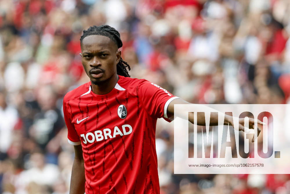 Jordy Makengo (SC Freiburg, 33) , Deutschland, Fussball, 1. Bundesliga, 34.Spieltag, 2024 2025, SC Freiburg vs. Eintracht Frankfurt, 17.05.2025, Europa-Park Stadion, Freiburg im Breisgau, Deutschland DFL REGULATIONS PROHIBIT ANY USE OF PHOTOGRAPHS AS IMAGE SEQUENCES AND OR QUASI-VIDEO. Freiburg im Breisgau Europa-Park Stadion Baden-Württemberg Deutschland