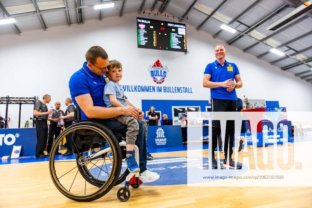 GER, Rollstuhlbasketball, Maenner Frauen, Saison 24 25, 1.Bundesliga, PlayOff Finale, RSB Thuringia Bulls - RSV Lahn-Dill Im Bild Andre Bienek (RSB Thuringia Bulls) gemeinsam mit seinem Sohn Matteo Die Mannschaft der Thuringia Bulls schlägt im zweiten PlayOff Spiel erneut die Gastmannschaft vom RSV Lahn-Dill und gewinnt somit die Saison 24 25 - Deutsche Meisterschaft Deutscher Meister 99189 Elxleben Fit-In Freizeitanlage Sporthal Thueringen Deutschland