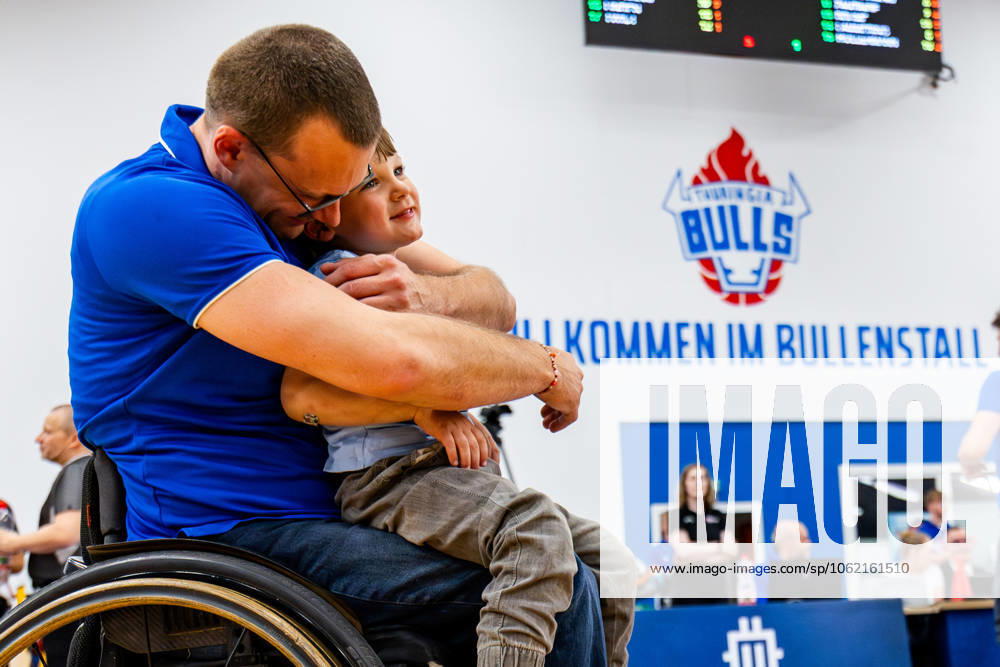 GER, Rollstuhlbasketball, Maenner Frauen, Saison 24 25, 1.Bundesliga, PlayOff Finale, RSB Thuringia Bulls - RSV Lahn-Dill Im Bild Andre Bienek (RSB Thuringia Bulls) gemeinsam mit seinem Sohn Matteo Die Mannschaft der Thuringia Bulls schlägt im zweiten PlayOff Spiel erneut die Gastmannschaft vom RSV Lahn-Dill und gewinnt somit die Saison 24 25 - Deutsche Meisterschaft Deutscher Meister 99189 Elxleben Fit-In Freizeitanlage Sporthal Thueringen Deutschland
