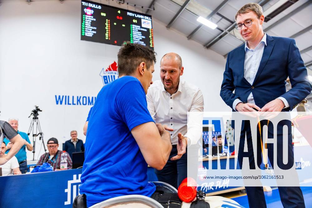 GER, Rollstuhlbasketball, Maenner Frauen, Saison 24 25, 1.Bundesliga, PlayOff Finale, RSB Thuringia Bulls - RSV Lahn-Dill Im Bild Aliaksandr Halouski (RSB Thuringia Bulls) während der Medaillenübergabe durch David Moeller (Staatssekretär für und Ehrenamt in der Thüringer Staatskanzlei) Die Mannschaft der Thuringia Bulls schlägt im zweiten PlayOff Spiel erneut die Gastmannschaft vom RSV Lahn-Dill und gewinnt somit die Saison 24 25 - Deutsche Meisterschaft Deutscher Meister 99189 Elxleben Fit-In Freizeitanlage Sporthal Thueringen Deutschland
