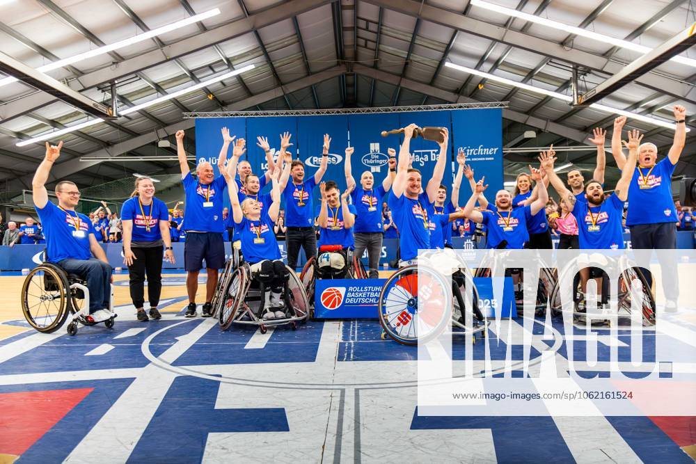 GER, Rollstuhlbasketball, Maenner Frauen, Saison 24 25, 1.Bundesliga, PlayOff Finale, RSB Thuringia Bulls - RSV Lahn-Dill Im Bild der Kapitän Jens Albrecht (RSB Thuringia Bulls) streckt den Pokal vor der Mannschaft in die Luft Die Mannschaft der Thuringia Bulls schlägt im zweiten PlayOff Spiel erneut die Gastmannschaft vom RSV Lahn-Dill und gewinnt somit die Saison 24 25 - Deutsche Meisterschaft Deutscher Meister 99189 Elxleben Fit-In Freizeitanlage Sporthal Thueringen Deutschland