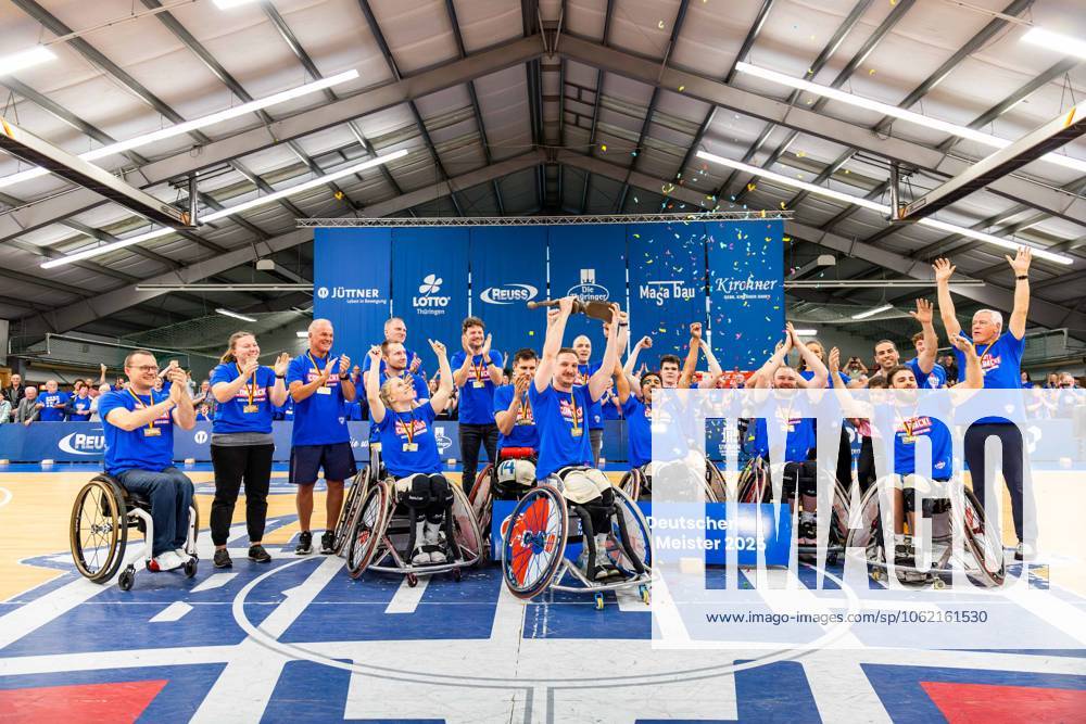 GER, Rollstuhlbasketball, Maenner Frauen, Saison 24 25, 1.Bundesliga, PlayOff Finale, RSB Thuringia Bulls - RSV Lahn-Dill Im Bild der Kapitän Jens Albrecht (RSB Thuringia Bulls) streckt den Pokal vor der Mannschaft in die Luft Die Mannschaft der Thuringia Bulls schlägt im zweiten PlayOff Spiel erneut die Gastmannschaft vom RSV Lahn-Dill und gewinnt somit die Saison 24 25 - Deutsche Meisterschaft Deutscher Meister 99189 Elxleben Fit-In Freizeitanlage Sporthal Thueringen Deutschland