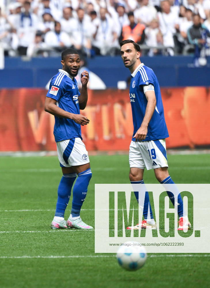 Moussa Sylla (FC Schalke 04), Kenan Karaman (FC Schalke 04), v.li. 18.05.2025, Fussball 2. Bundesliga, 34. Spieltag, Saison 2024 2025 FC Schalke 04 - SV Elversberg 1:2 Foto: Maik Hölter Team2 DFL regulations prohibit any use of photographs as image sequences and or quasi-video Gelsenkirchen Veltins Arena Nordrhein Westfalen Deutschland