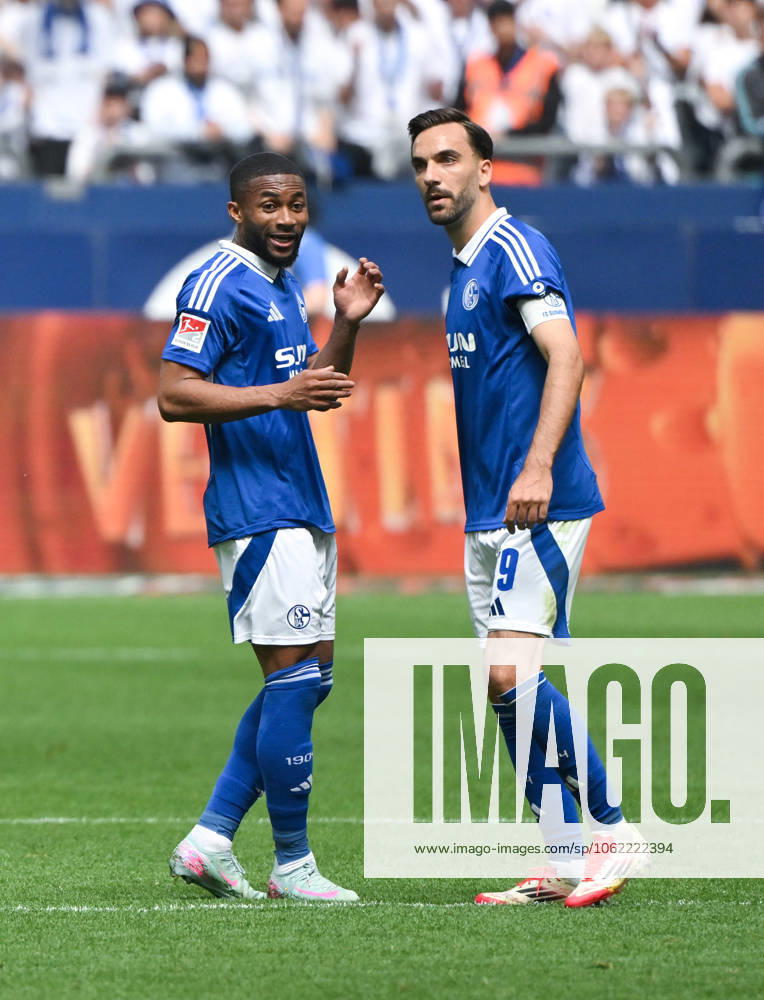 Moussa Sylla (FC Schalke 04), Kenan Karaman (FC Schalke 04), v.li. 18.05.2025, Fussball 2. Bundesliga, 34. Spieltag, Saison 2024 2025 FC Schalke 04 - SV Elversberg 1:2 Foto: Maik Hölter Team2 DFL regulations prohibit any use of photographs as image sequences and or quasi-video Gelsenkirchen Veltins Arena Nordrhein Westfalen Deutschland