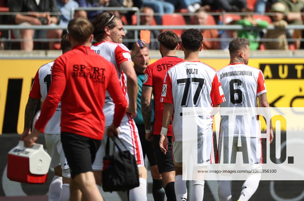 Halle Saale Sachsen Anhalt Leuna Chemie Stadion Fußball Hallescher FC Halle HFC Regionalliga Nordost 4. Liga Männer Saison 2024 2025 Landespokal FSA Finale Pokalfinale 2025 Hallescher FC - 1. FC Lok Stendal Schiedsrichter Alexander Lücke Rote Karte Jan Löhmannsröben (Hallescher FC)