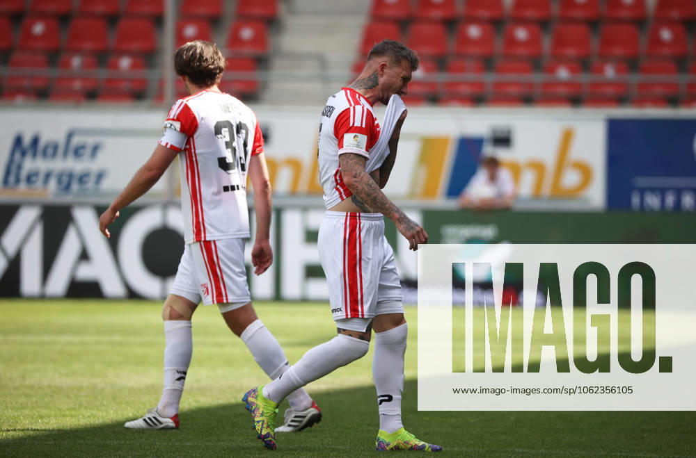 Halle Saale Sachsen Anhalt Leuna Chemie Stadion Fußball Hallescher FC Halle HFC Regionalliga Nordost 4. Liga Männer Saison 2024 2025 Landespokal FSA Finale Pokalfinale 2025 Hallescher FC - 1. FC Lok Stendal Schiedsrichter Alexander Lücke Rote Karte Jan Löhmannsröben (Hallescher FC)
