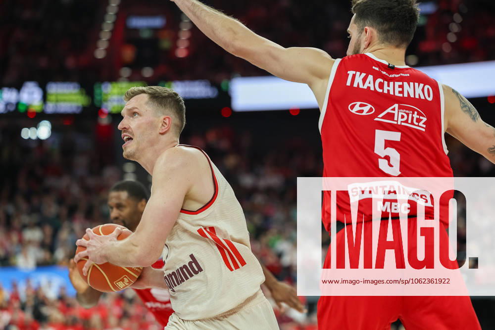 Andreas Obst (FC Bayern Basketball, 13) mit Ball mit Ivan Tkachenko (Syntainics MBC, 05), GER, FC Bayern Basketball vs. SYNTAINICS MBC, Basketball, easycredit Basketball Bundesliga, BBL, Playoffs, Viertelfinale, Saison 2024 2025, 24.05.2025, GER, FC Bayern Basketball vs. SYNTAINICS MBC, Basketball, easycredit Basketball Bundesliga, BBL, Playoffs, Viertelfinale, Saison 2024 2025, 24.05.2025 Muenchen