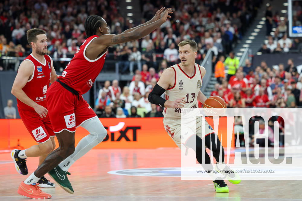 Andreas Obst (FC Bayern Basketball, 13) mit Ball mit Spencer Reaves (Syntainics MBC, 31) und Ty Brewer (Syntainics MBC, 15), GER, FC Bayern Basketball vs. SYNTAINICS MBC, Basketball, easycredit Basketball Bundesliga, BBL, Playoffs, Viertelfinale, Saison 2024 2025, 24.05.2025, GER, FC Bayern Basketball vs. SYNTAINICS MBC, Basketball, easycredit Basketball Bundesliga, BBL, Playoffs, Viertelfinale, Saison 2024 2025, 24.05.2025 Muenchen