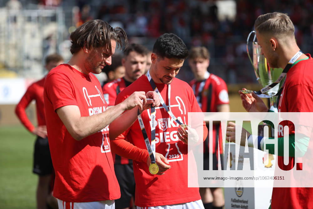 Halle Saale Sachsen Anhalt Leuna Chemie Stadion Fußball Hallescher FC Halle HFC Regionalliga Nordost 4. Liga Männer Saison 2024 2025 Landespokal FSA Finale Pokalfinale 2025 Hallescher FC - 1. FC Lok Stendal 1:0 mit Siegermedaillien Jonas Nietfeld (HFC) Niklas Landgraf (Hallescher FC) Sven Müller Torwart (HFC)