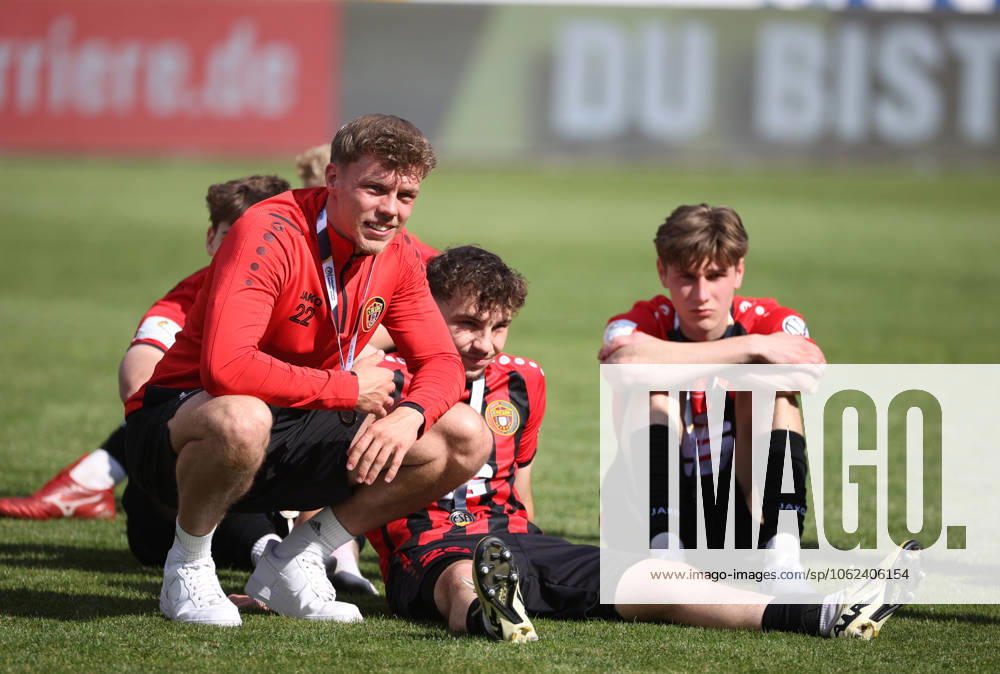 Halle Saale Sachsen Anhalt Leuna Chemie Stadion Fußball Hallescher FC Halle HFC Regionalliga Nordost 4. Liga Männer Saison 2024 2025 Landespokal FSA Finale Pokalfinale 2025 Hallescher FC - 1. FC Lok Stendal 1:0 enttäuscht am Boden Mattes Flöther (FC Lok Stendal) Alexander Schleicher (FC Lok Stendal)