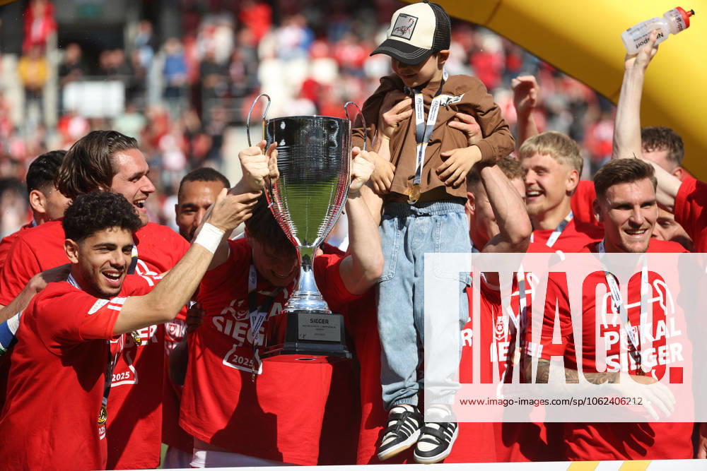 Halle Saale Sachsen Anhalt Leuna Chemie Stadion Fußball Hallescher FC Halle HFC Regionalliga Nordost 4. Liga Männer Saison 2024 2025 Landespokal FSA Finale Pokalfinale 2025 Hallescher FC - 1. FC Lok Stendal 1:0 Jubel Sieh HFC Team Mannschaft Pott Sven Müller Torwart (HFC) Serhat Polat 77 ( Hallescher FC) HFC Torschütze Elias Lorenz (Hallescher FC) Berk Inaler (Hallescher FC)