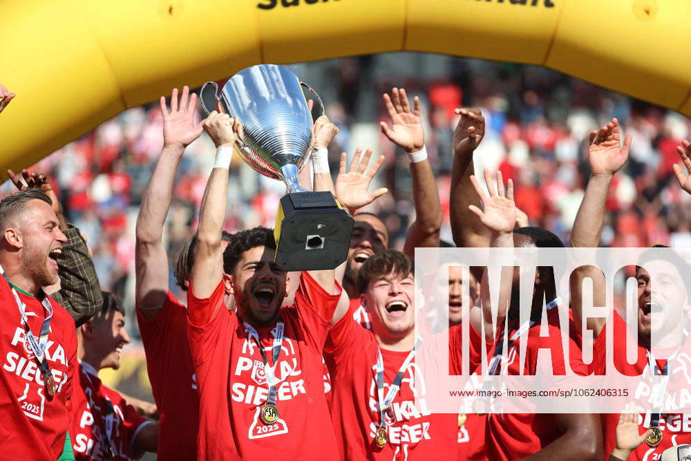 Halle Saale Sachsen Anhalt Leuna Chemie Stadion Fußball Hallescher FC Halle HFC Regionalliga Nordost 4. Liga Männer Saison 2024 2025 Landespokal FSA Finale Pokalfinale 2025 Hallescher FC - 1. FC Lok Stendal 1:0 Jubel Sieh HFC Team Mannschaft Pott Sven Müller Torwart (HFC) Serhat Polat 77 ( Hallescher FC) HFC Torschütze Elias Lorenz (Hallescher FC) Berk Inaler (Hallescher FC)