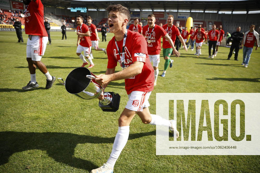 Halle Saale Sachsen Anhalt Leuna Chemie Stadion Fußball Hallescher FC Halle HFC Regionalliga Nordost 4. Liga Männer Saison 2024 2025 Landespokal FSA Finale Pokalfinale 2025 Hallescher FC - 1. FC Lok Stendal 1:0 Jubel mit Pott Lukas Halangk (Hallescher FC) ManasseŽ Eshele (Hallescher FC) Marius Hauptmann (Hallescher FC) hfcetw