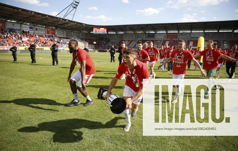 Halle Saale Sachsen Anhalt Leuna Chemie Stadion Fußball Hallescher FC Halle HFC Regionalliga Nordost 4. Liga Männer Saison 2024 2025 Landespokal FSA Finale Pokalfinale 2025 Hallescher FC - 1. FC Lok Stendal 1:0 Jubel mit Pott Lukas Halangk (Hallescher FC) ManasseŽ Eshele (Hallescher FC) Marius Hauptmann (Hallescher FC) hfcetw