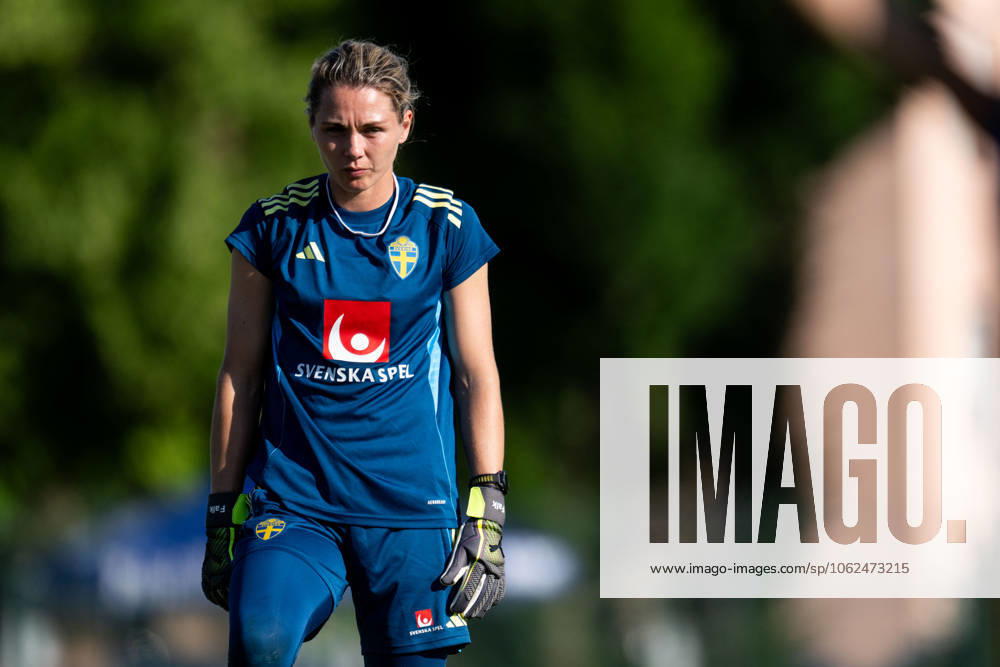 Goalkeeper Jennifer Falk of the Swedish womens national football team during a training session on May 26, 2025 in Fidenza. Photo: Ludvig Thunman BILDBYRAN kod LT LT0701 fotboll football soccer fotball träning practice training sverige sweden dam bbeng depp