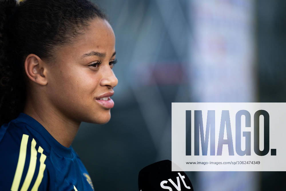 Felicia Schröder of the Swedish womens national football team in mixed zone after a training session on May 26, 2025 in Fidenza. Photo: Ludvig Thunman BILDBYRAN kod LT LT0701 fotboll football soccer fotball träning practice training sverige sweden dam bbeng