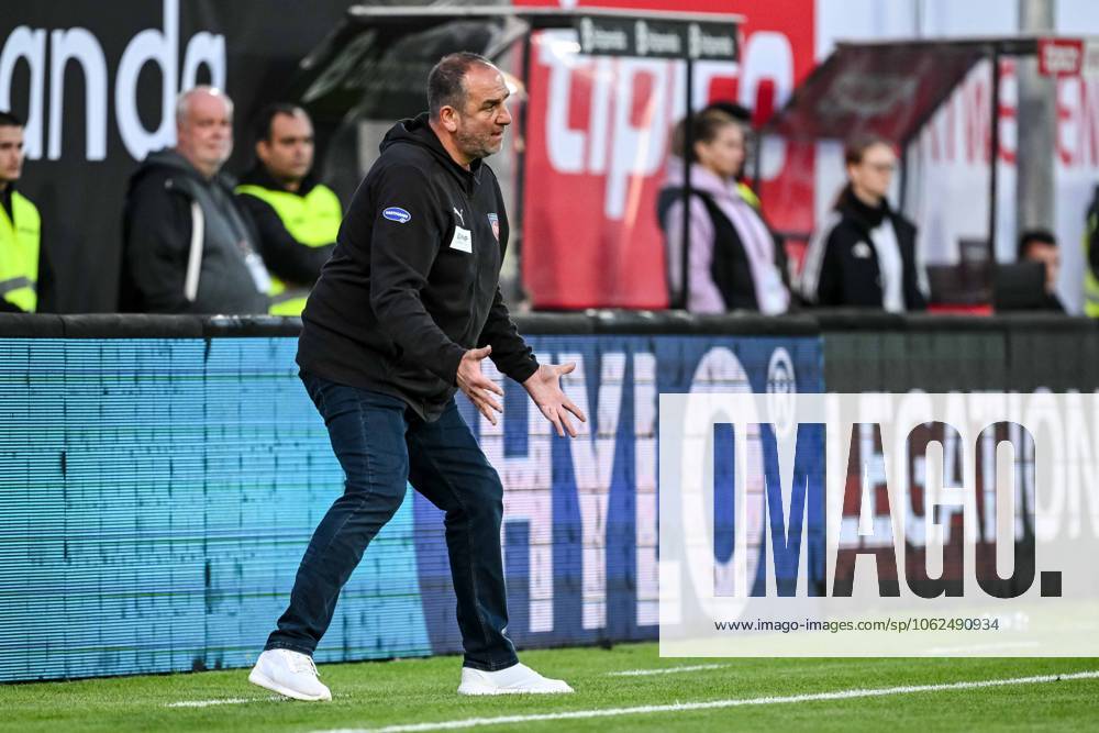 Trainer Frank Schmidt (1.FC Heidenheim) gestikuliert, gestik während des Bundesliga-Relegationsrückspiels zwischen der SV Elversberg und dem 1.FC Heidenheim, URSAPHARM-ARENA am 26. May 2025 in Elverberg, Deutschland. (Foto von Harry Langer DeFodi Images) +++ Trainer Frank Schmidt (1.FC Heidenheim) gestures during the Bundesliga relegation second leg match between SV Elversberg and 1.FC Heidenheim at URSAPHARM-ARENA on May 26, 2025 in Elverberg, Germany. (Photo by Harry Langer DeFodi Images) DFL regulations prohibit any use of photographs as image sequences and or quasi-video. (Photo by Harry Langer DeFodi Images) DFL regulations prohibit any use of photographs as image sequences and or quasi-video.