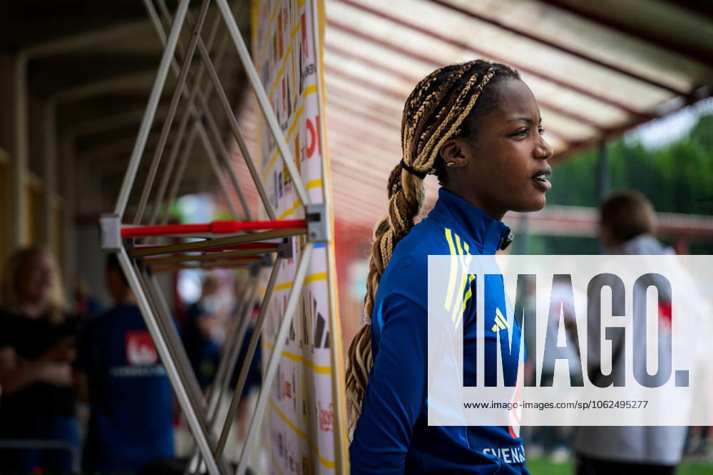 Evelyn Ijeh of the Swedish womens national football team is interviewed by the media after a training session on May 27, 2025 in Fidenza. Photo: Ludvig Thunman BILDBYRAN kod LT LT0702 fotboll football soccer fotball sverige sweden dam bbeng