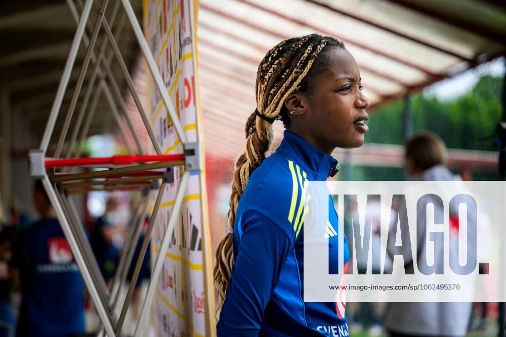 Evelyn Ijeh of the Swedish womens national football team is interviewed by the media after a training session on May 27, 2025 in Fidenza. Photo: Ludvig Thunman BILDBYRAN kod LT LT0702 fotboll football soccer fotball sverige sweden dam bbeng