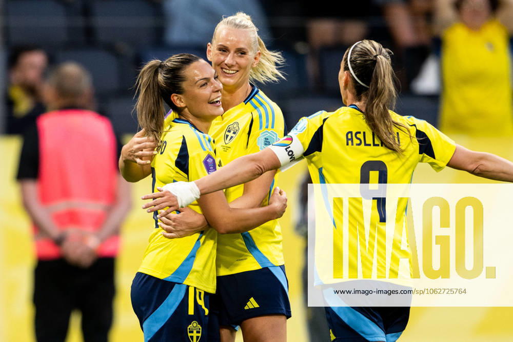 Stina Blackstenius of Sweden celebrates with Johanna Rytting Kaneryd and Kosovare Asllani after 4-1 during the Women s Nations League football match between Sweden and Denmark on June 3, 2025 in Stockholm. Photo: Emma Wallskog BILDBYRAN COP 320 JM0698 fotboll football soccer fotball nations league uefa womens nations league sverige sweden danmark denmark dam bbeng jubel