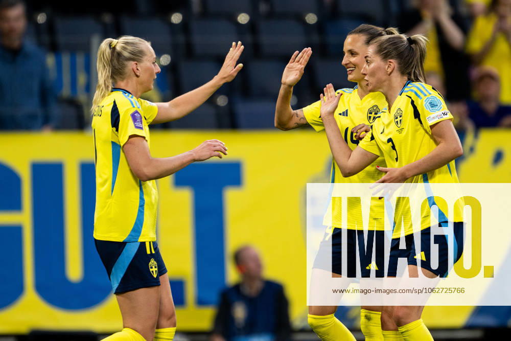 Stina Blackstenius of Sweden celebrates with Nathalie Björn and Linda Sembrant after 4-1 during the Women s Nations League football match between Sweden and Denmark on June 3, 2025 in Stockholm. Photo: Emma Wallskog BILDBYRAN COP 320 JM0698 fotboll football soccer fotball nations league uefa womens nations league sverige sweden danmark denmark dam bbeng jubel
