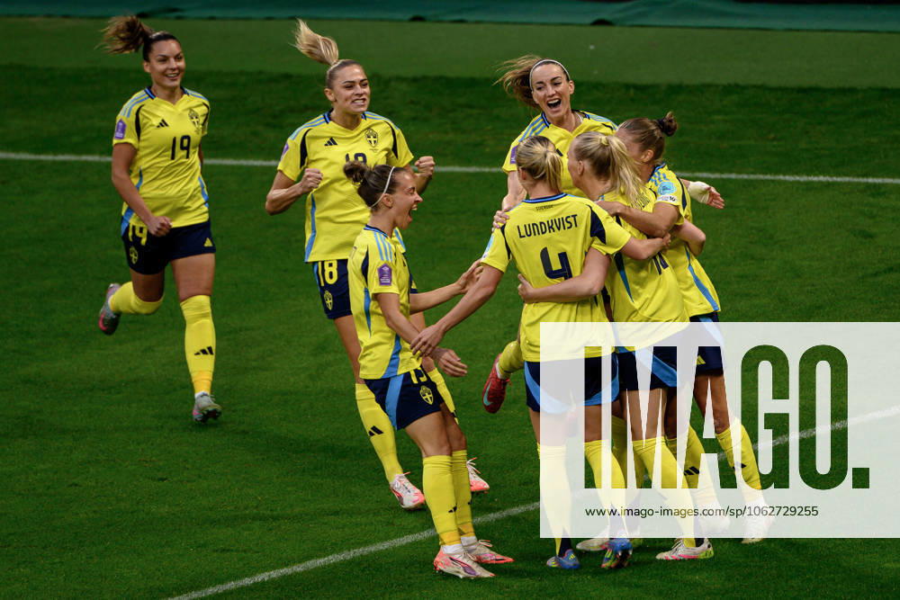 Stina Blackstenius of Sweden celebrates the 1-0 goal with Johanna Rytting Kaneryd , Fridolina Rolfö , Julia Zigiotti Olme , Kosovare Asllani . Hanna Lundkvist and Filippa Angeldahl during the Women s Nations League football match between Sweden and Denmark on June 3, 2025 in Stockholm. Photo: Simon Hastegard BILDBYRAN kod SH JM0698 fotboll football soccer fotball nations league uefa womens nations league sverige sweden danmark denmark dam bbeng jubel