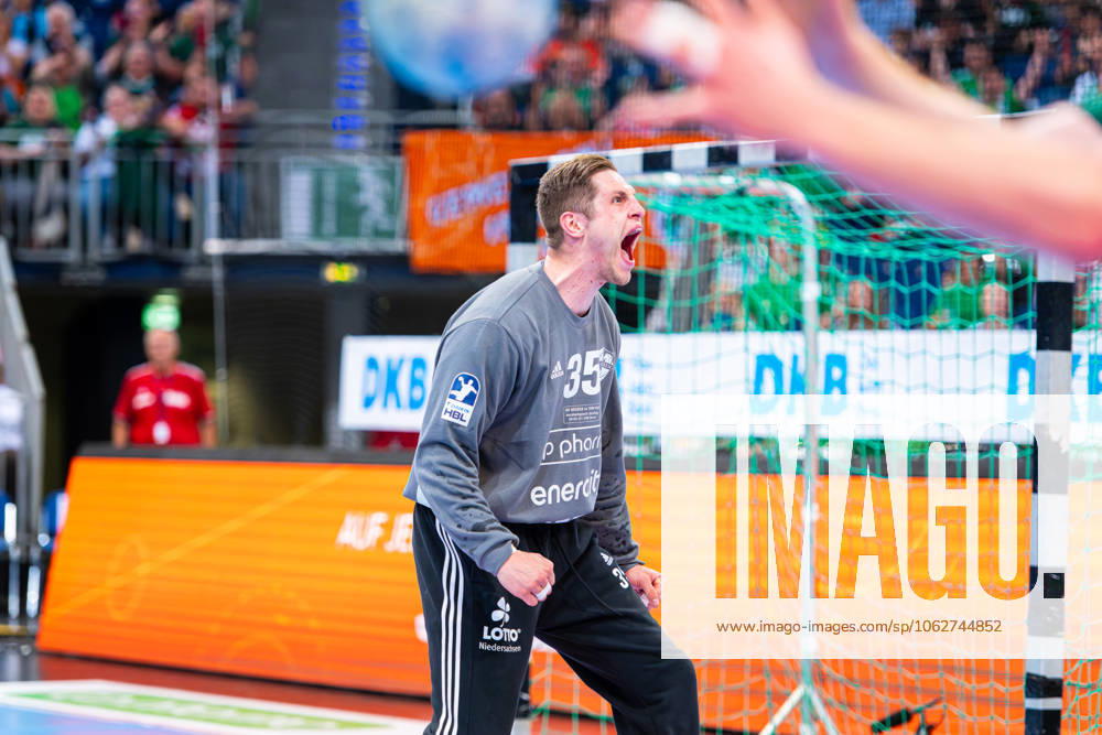 Joel Birlehm (TSV Hannover-Burgdorf, Nr. 35) (v.l.), TSV Hannover-Burgdorf (grün) gegen THW Kiel (weiß) am 33. Spieltag der Saison 2024 2025 in der DAIKIN Handball-Bundesliga (04.06.2025, ZAG Arena (Hannover, GER),