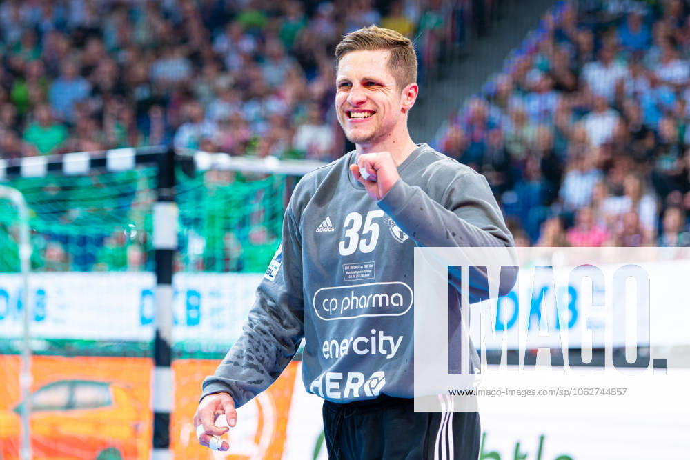 Joel Birlehm (TSV Hannover-Burgdorf, Nr. 35) (v.l.), TSV Hannover-Burgdorf (grün) gegen THW Kiel (weiß) am 33. Spieltag der Saison 2024 2025 in der DAIKIN Handball-Bundesliga (04.06.2025, ZAG Arena (Hannover, GER),