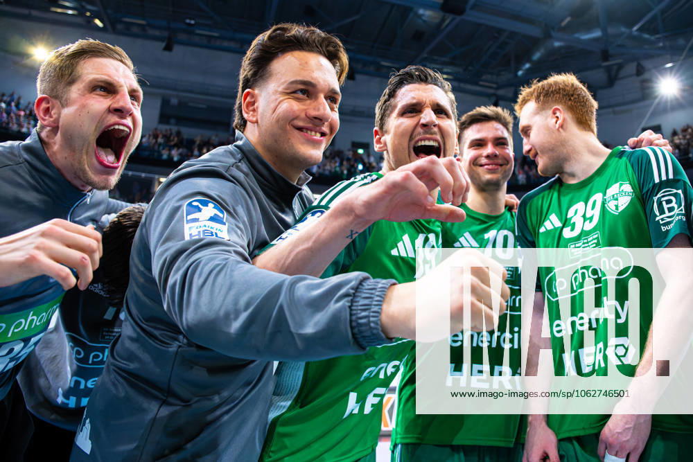 Joel Birlehm (TSV Hannover-Burgdorf, Nr. 35) Koray Ayar (TSV Hannover-Burgdorf, Nr. 61) Marius Steinhauser (TSV Hannover-Burgdorf, Nr. 19) Renars Uscins (TSV Hannover-Burgdorf, Nr. 10) Lukas Stutzke (TSV Hannover-Burgdorf, Nr. 39) (v.l.), TSV Hannover-Burgdorf (grün) gegen THW Kiel (weiß) am 33. Spieltag der Saison 2024 2025 in der DAIKIN Handball-Bundesliga (04.06.2025, ZAG Arena (Hannover, GER),