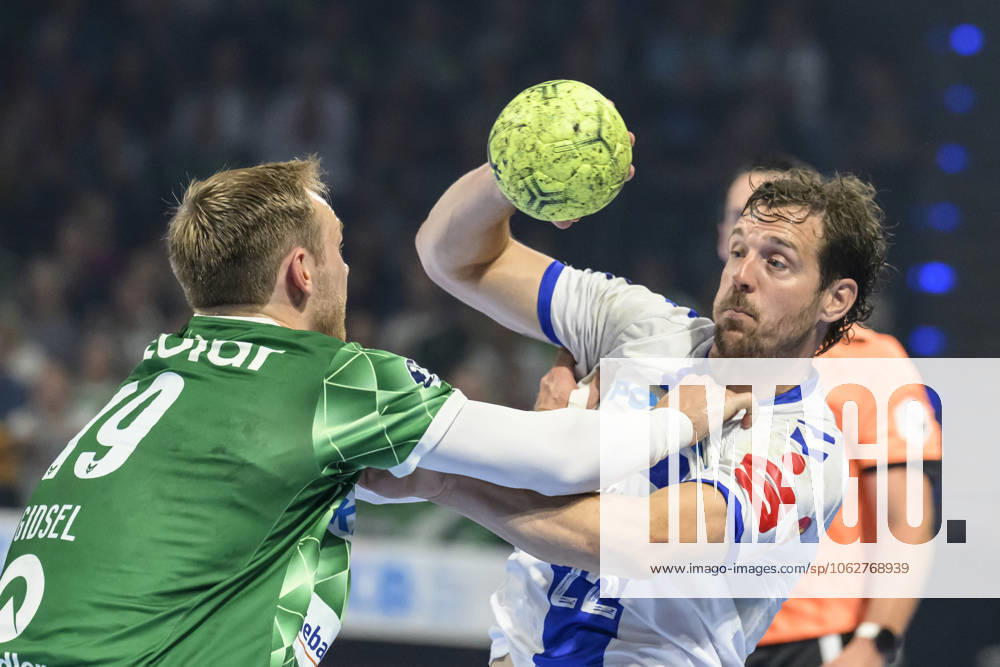 Im Bild v.l.: Mathias Gidsel (Fuechse Berlin, 19), Kentin Mahe (VfL Gummersbach), Zweikampf, Action, Kampf, kaempft um den Ball, GER, Berlin, Fuechse Berlin vs VfL Gummersbach, HBL, Handball, Bundesliga, Max Schmeling Halle, 05.06.2025,