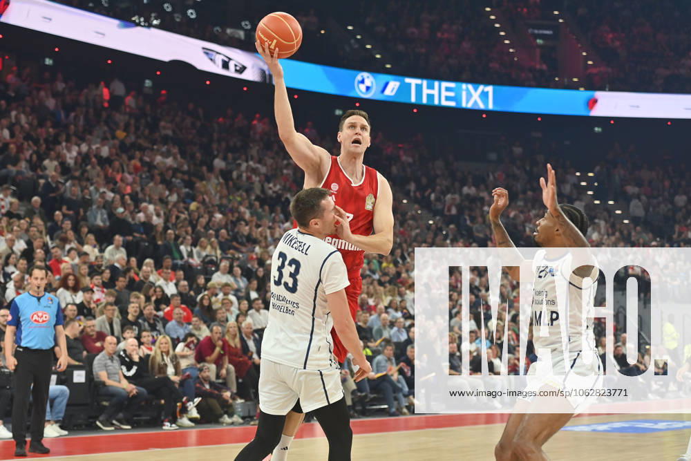Johannes VOIGTMANN (FCB), Aktion,Zweikampf gegen Ryan MIKESELL (HD),re:Michael WEATHERS (HD). Basketball BBL,Saison 2024 2025 ,3.Play Off Halbfinale FC Bayern Muenchen-MLP Academics Heidelberg am 07.06.2025, S A P G A R D EN