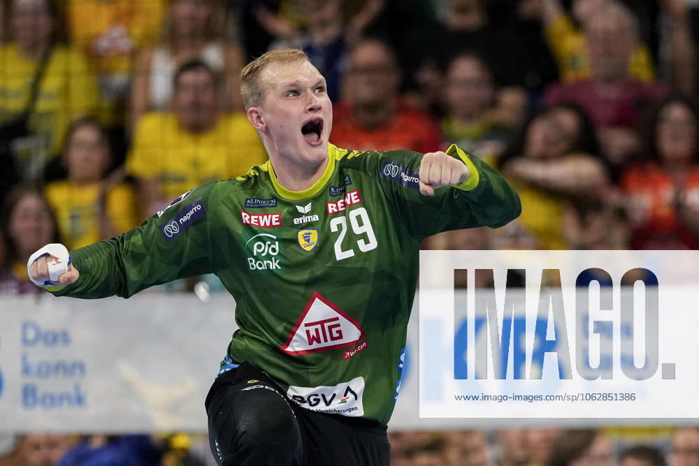 David Späth (Torwart, RNL, 29), Einzelbild, Einzelfoto, Aktion, Action, Jubel, jubeln, jubelt, celebration, Freude, freuen, freut sich, zuversichtlich, optimistisch, positiv, Spielszene, 08.06.2025, Mannheim (Deutschland), Handball, Bundesliga, Rhein-Neckar Löwen - Füchse Berlin