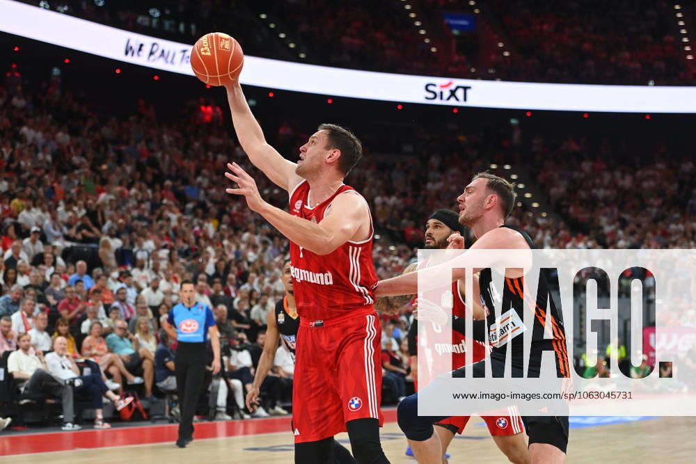 Johannes VOIGTMANN (FCB), Aktion,Zweikampf gegen Philipp HERKENHOFF (Ulm). Basketball BBL,Saison 2024 2025 1.Finale, FC Bayern Muenchen-Ratiopharm Ulm 82-66 am 15.06.2025, S A P G A R D EN
