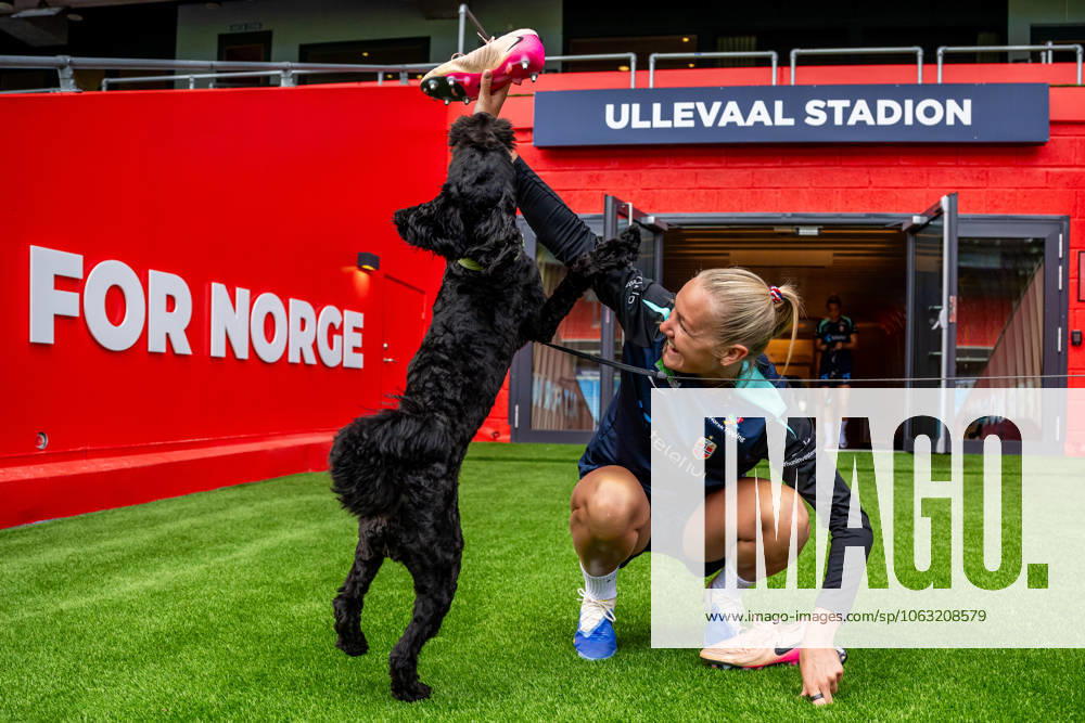 Frida Maanum of the Norwegian women s national football team with a dog ahead of a training session on June 23, 2025 in Oslo. Photo: Vegard Grott BILDBYRAN kod VG VG0769 bbeng fotboll football soccer fotball norge norway women dam träning practice training trening pre-camp precamp