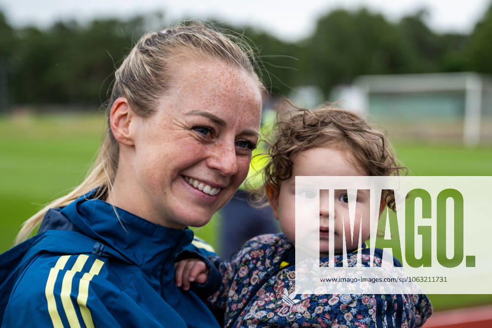 Amanda Ilestedt of the Swedish women s national football team with her daughter Mila after a training session on June 24, 2025 in Ahus. Photo: Mathias Bergeld BILDBYRAN kod MB MB1150 fotboll football soccer fotball träning practice training sverige sweden dam bbeng kvinner women